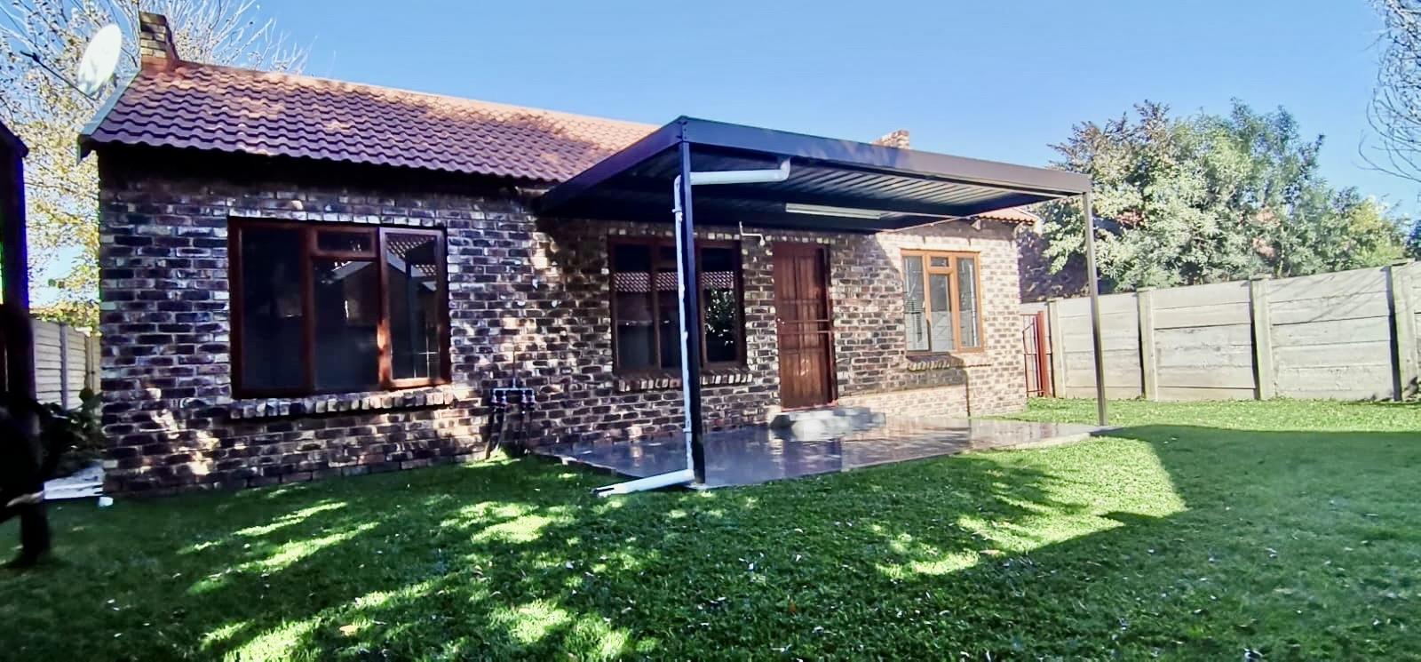 2 Bedroom Property for Sale in Langenhovenpark Free State